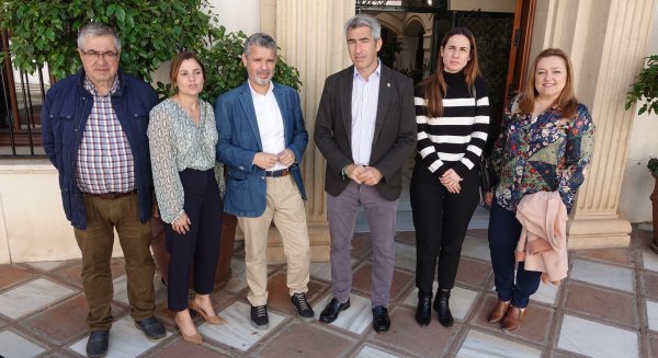 El PSOE asegura que 'los hombres de negro' están en el Ayuntamiento de Benalmádena por la 'nefasta' gestión del PP
