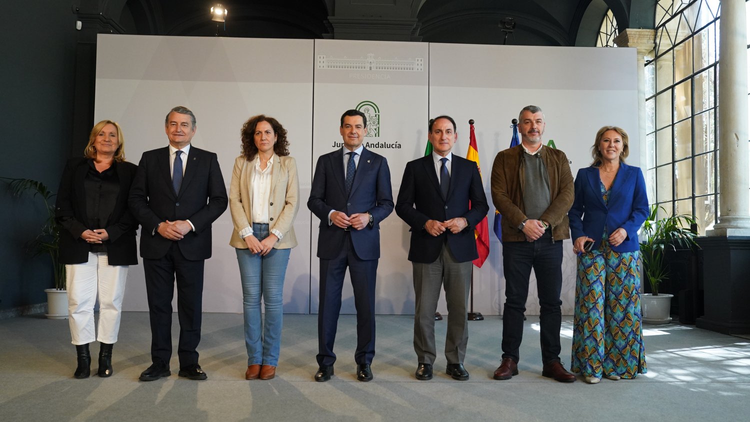 Moreno anuncia con UGT, CCOO y CEA un paquete de medidas para paliar los efectos de los aranceles en Andalucía