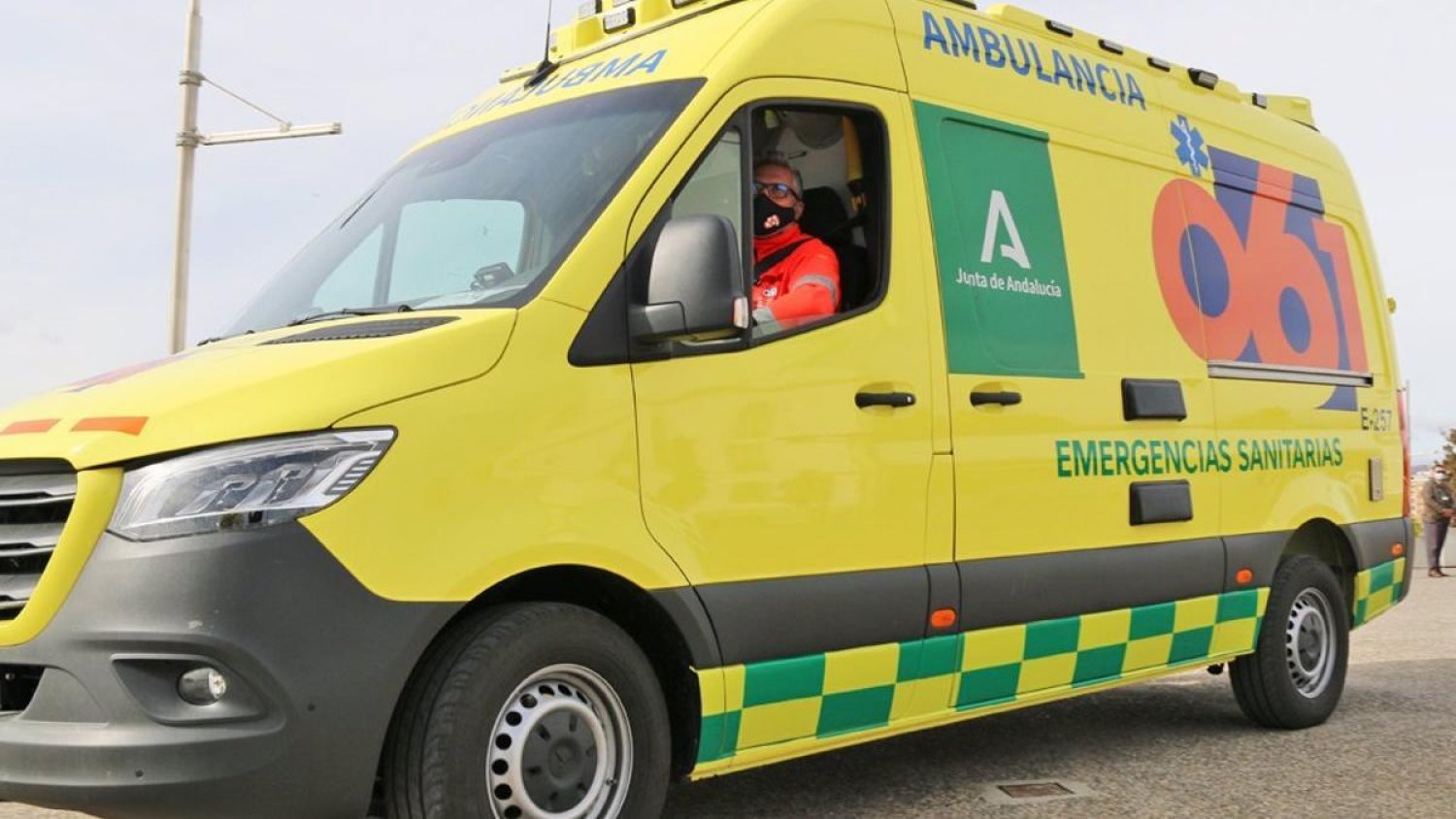 Hospitalizado un trabajador tras caer de unos tres metros de desnivel en una obra en Estepona