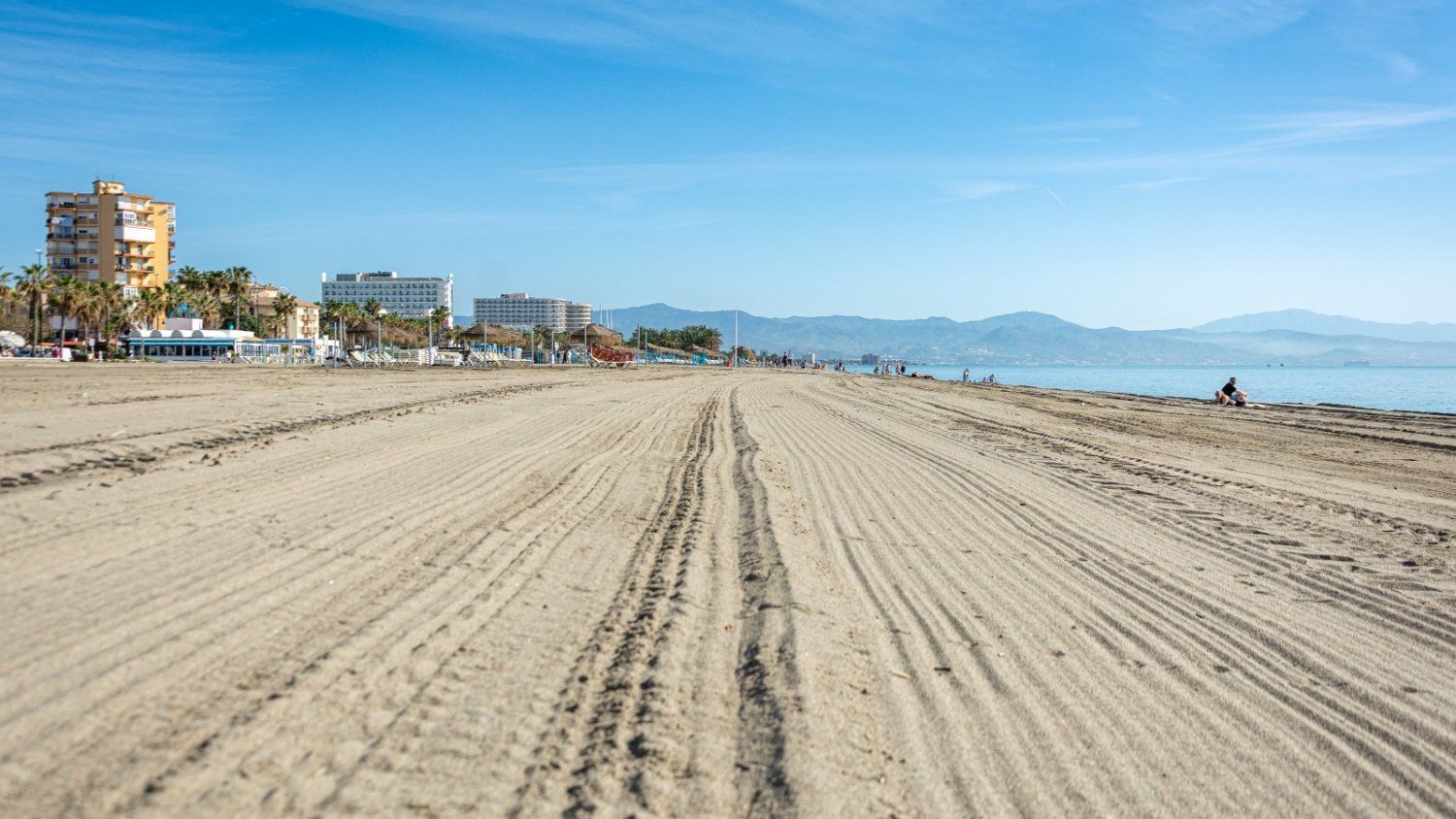 Las playas de Torremolinos preparadas para Semana Santa tras la retirada de 120 toneladas de cañas de las últimas DANAS