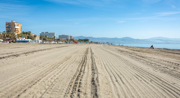 Las playas de Torremolinos preparadas para Semana Santa tras la retirada de 120 toneladas de cañas de las últimas DANAS