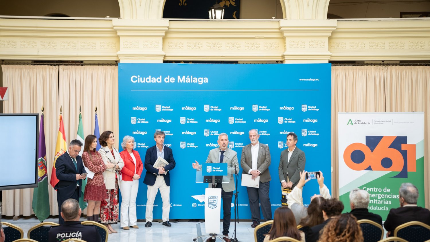 Más de 1.200 personas mayores y personas con discapacidad disfrutarán de la Semana Santa en sendos espacios de la tribuna de la plaza de la Marina
