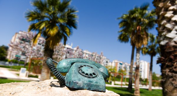El Ayuntamiento coloca una placa y la reproducción de un teléfono en bronce modelo Heraldo para conmemorar los 60 años de la fábrica CITESA