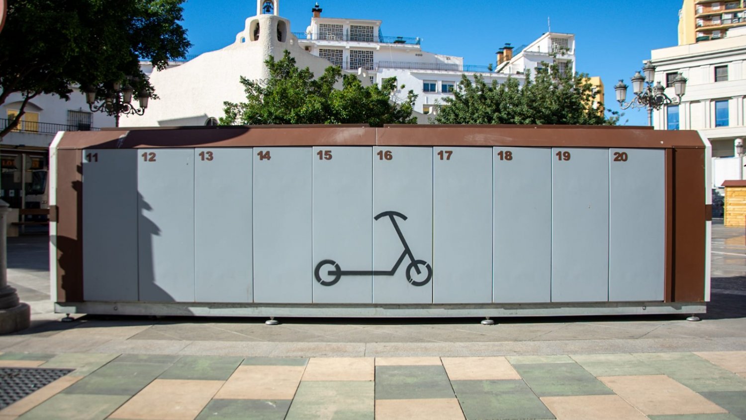 Torremolinos instala dos módulos de aparcamiento de bicicletas y patinetes eléctricos para impulsar la movilidad urbana sostenible