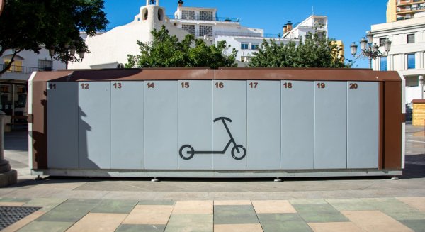 Torremolinos instala dos módulos de aparcamiento de bicicletas y patinetes eléctricos para impulsar la movilidad urbana sostenible