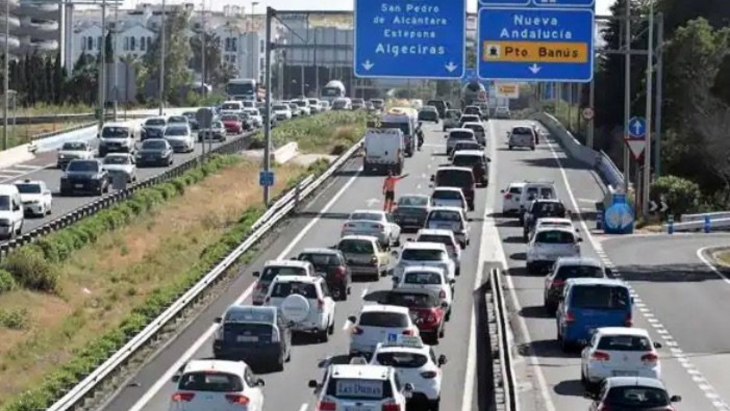 Un alcance múltiple de varios vehículos y el vuelque de uno de ellos provoca retenciones en la A-7 en Málaga