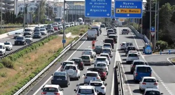 Un alcance múltiple de varios vehículos y el vuelque de uno de ellos provoca retenciones en la A-7 en Málaga