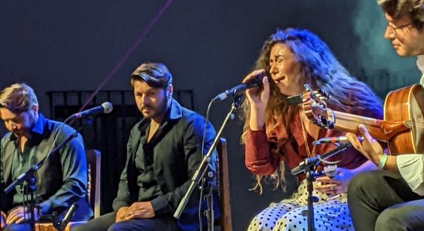 Sandra Carrasco envuelve de dulzura flamenca el patio de La Rábida