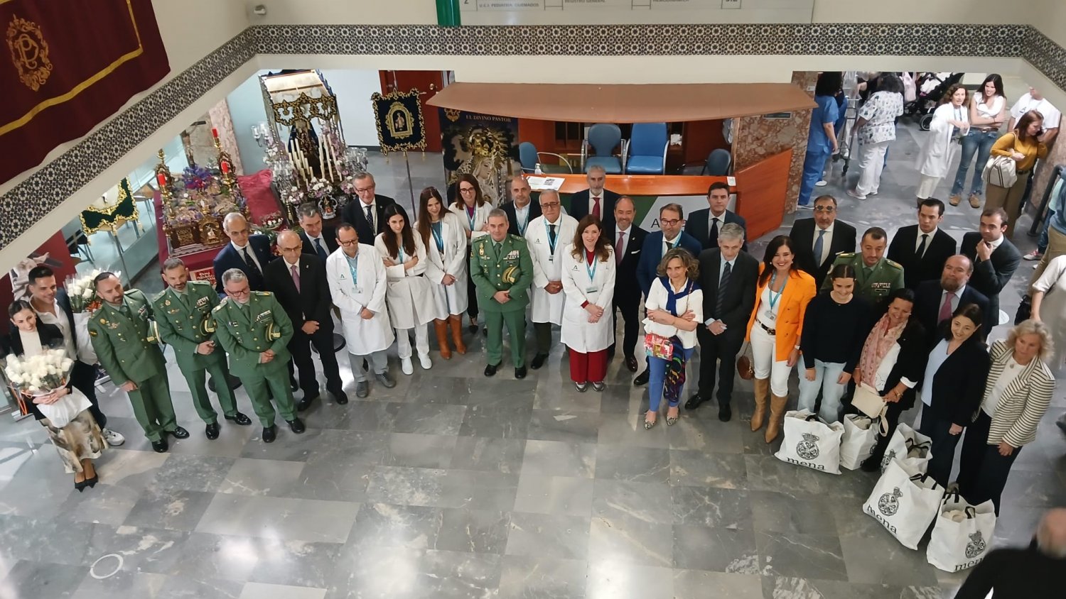 El Hospital Materno Infantil de Málaga recibe la visita de La Congregación de Mena y una delegación de La Legión 
