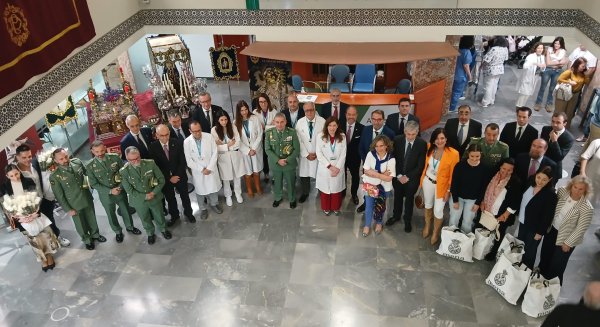 El Hospital Materno Infantil de Málaga recibe la visita de La Congregación de Mena y una delegación de La Legión 