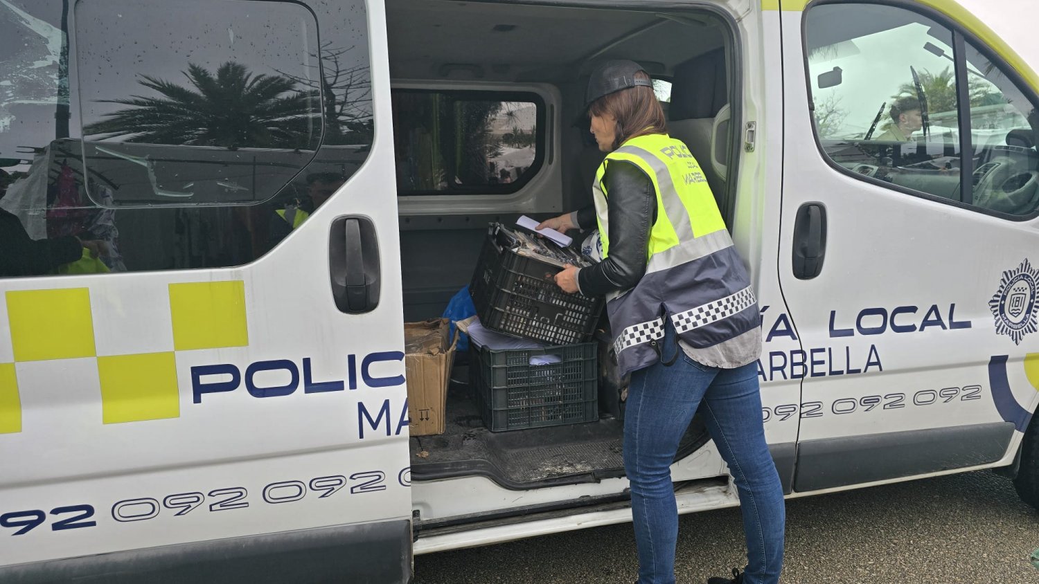 La Policía Local de Marbella interviene cerca de un millar de artículos presuntamente falsificados en el mercadillo de Nueva Andalucía,