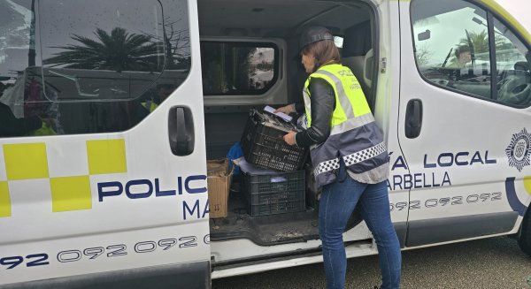 La Policía Local de Marbella interviene cerca de un millar de artículos presuntamente falsificados en el mercadillo de Nueva Andalucía,