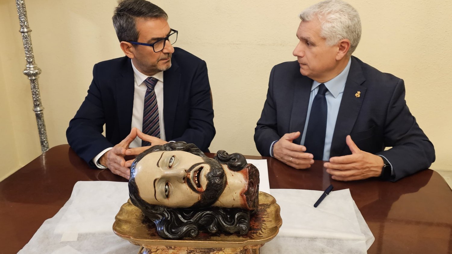 La Junta entrega a la Cofradía del Rico la escultura de San Juan Bautista Degollado para su desfile procesional