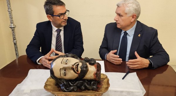 La Junta entrega a la Cofradía del Rico la escultura de San Juan Bautista Degollado para su desfile procesional