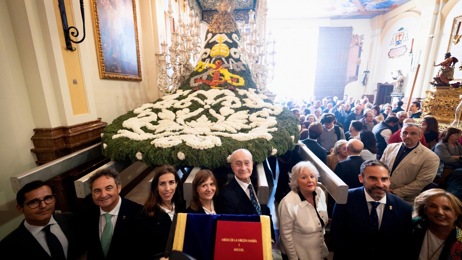 La Virgen de las Penas luce un año más un manto elaborado con flores naturales por el Servicio de Parques y Jardines del Ayuntamiento