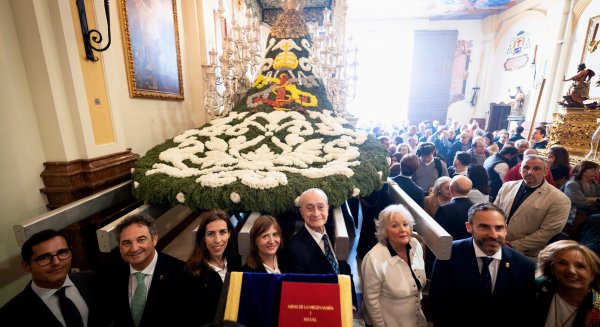 La Virgen de las Penas luce un año más un manto elaborado con flores naturales por el Servicio de Parques y Jardines del Ayuntamiento