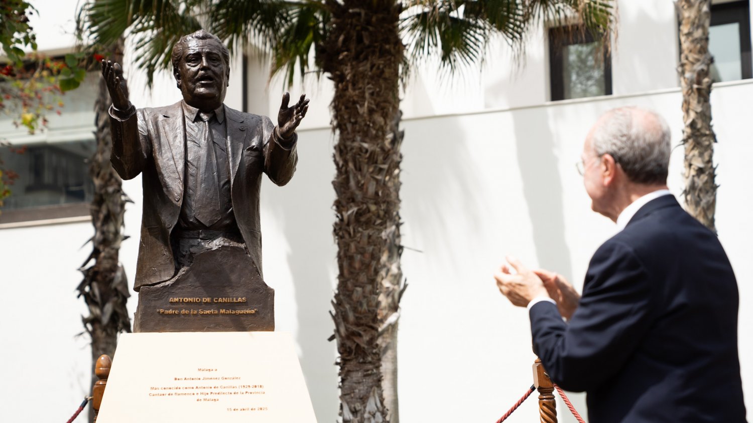Málaga recuerda al cantaor Antonio de Canillas con una escultura en bronce en los jardines de calle Alcazabilla