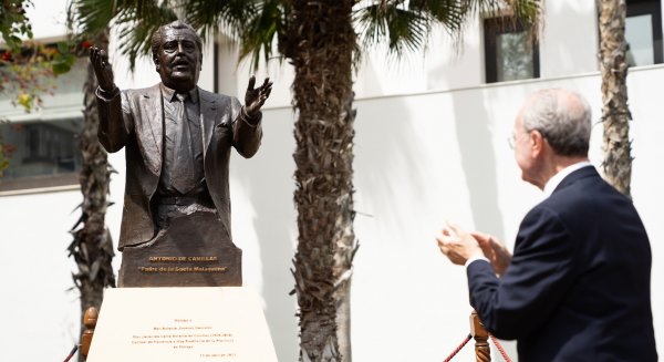 Málaga recuerda al cantaor Antonio de Canillas con una escultura en bronce en los jardines de calle Alcazabilla
