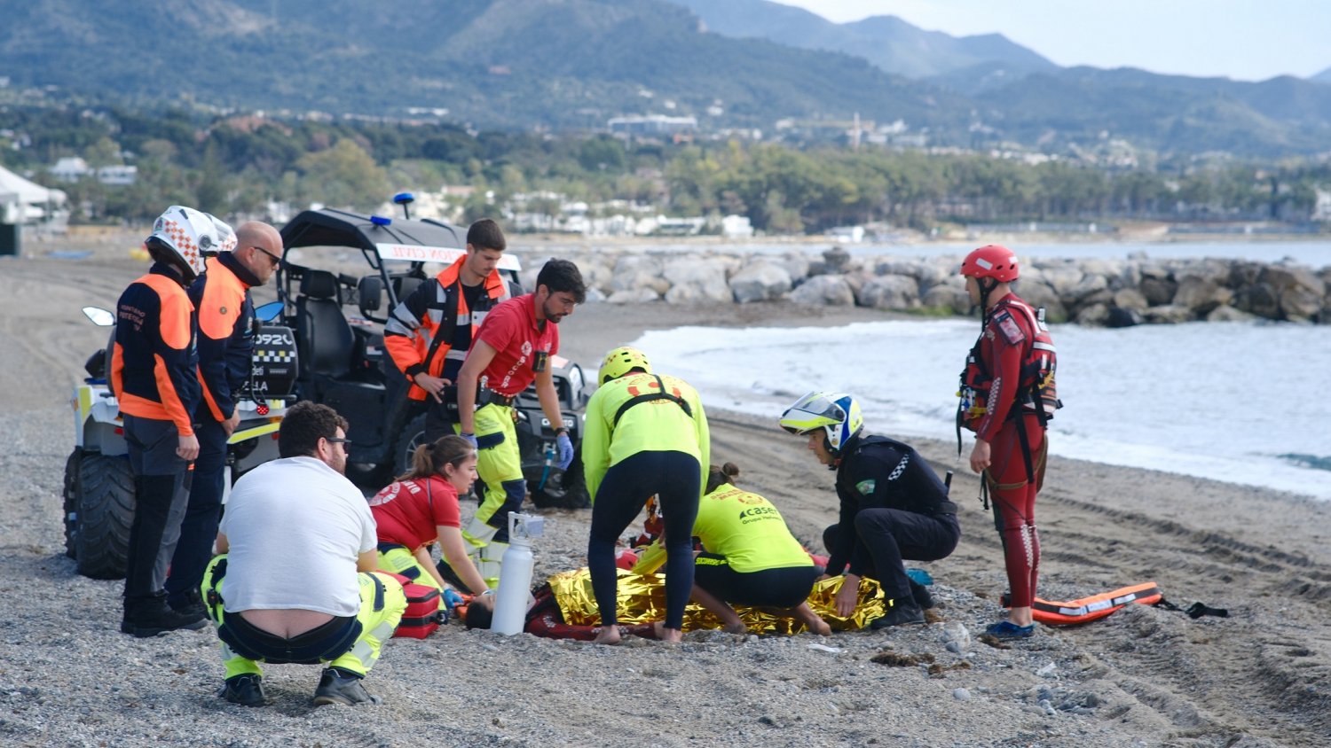 Más de 40 efectivos de los servicios de emergencia participan en un simulacro de seguridad para la renovación de la ‘Q’ de calidad de las playas de Marbella