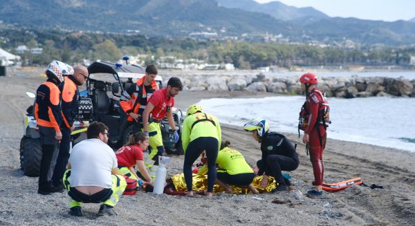 Más de 40 efectivos de los servicios de emergencia participan en un simulacro de seguridad para la renovación de la ‘Q’ de calidad de las playas de Marbella