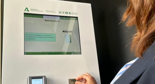 El Consorcio de Transportes instala una nueva terminal de auto recarga de tarjetas en Fuengirola