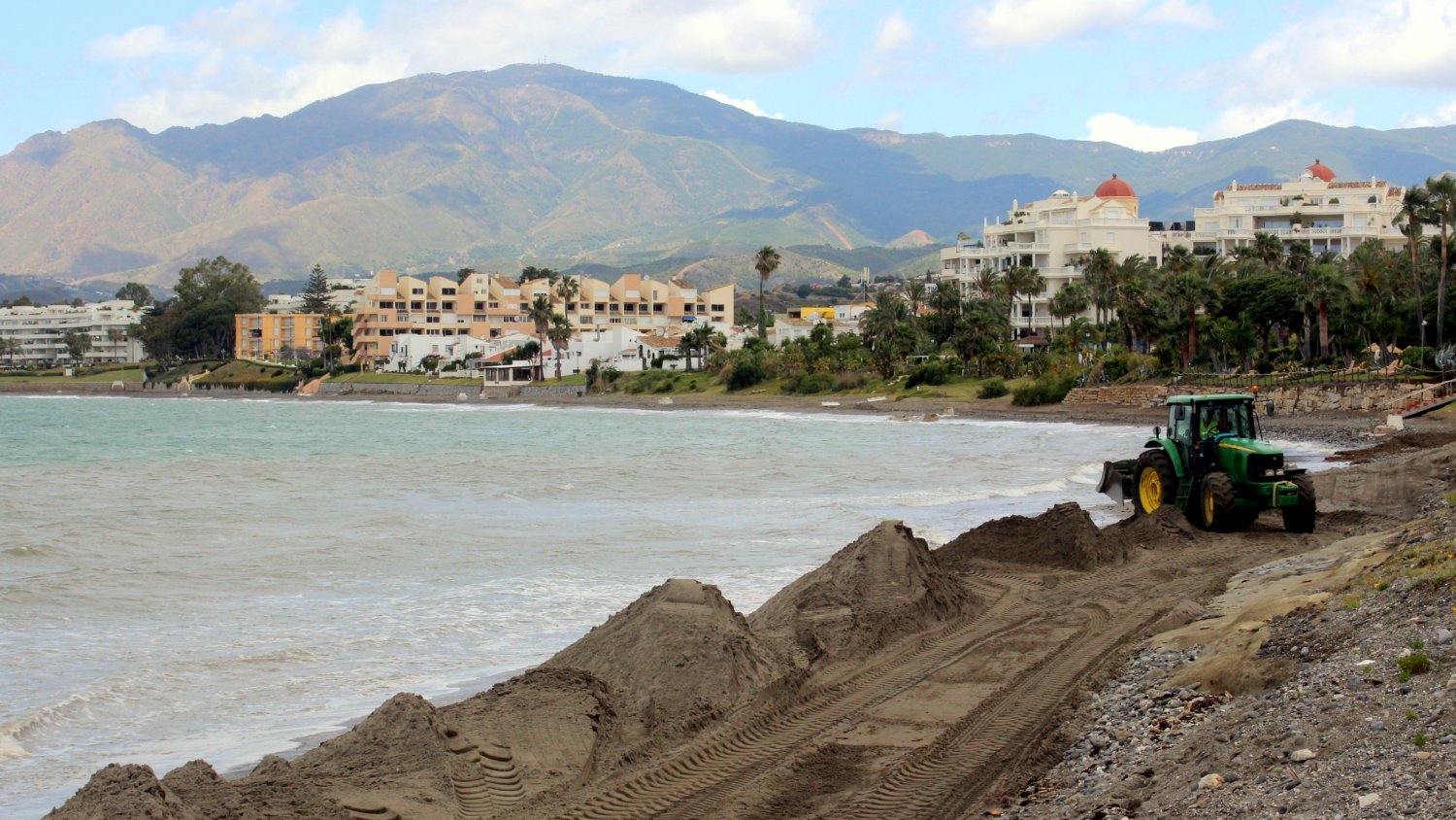 El alcalde de Estepona pide a Costas que permita al Ayuntamiento redactar los proyectos para la estabilización de las playas