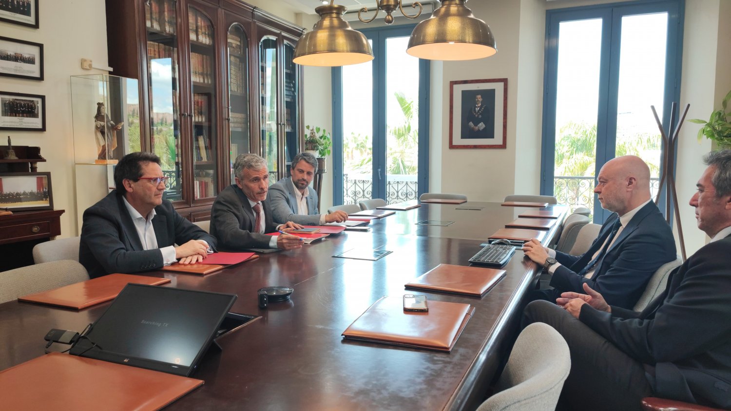 El PSOE de Málaga se compromete con el Colegio de Abogados a impulsar en el Congreso la ley de la pasarela para los mutualistas