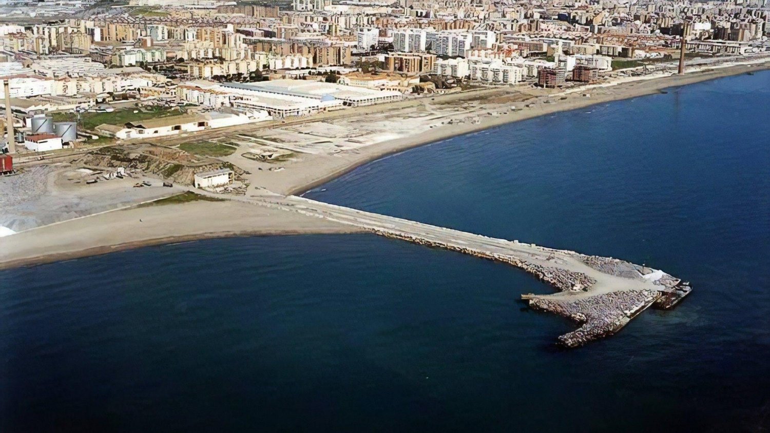 El Ayuntamiento abre la playa de Sacaba tras el apta al baño que dictan los análisis
