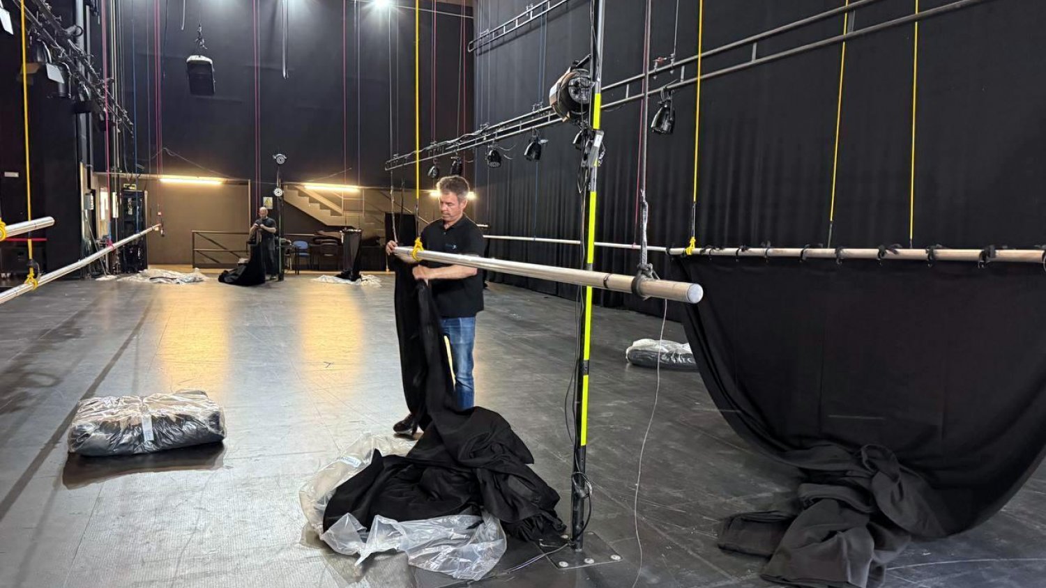 El Ayuntamiento renueva el escenario del Teatro Auditorio Felipe VI