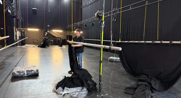 El Ayuntamiento renueva el escenario del Teatro Auditorio Felipe VI