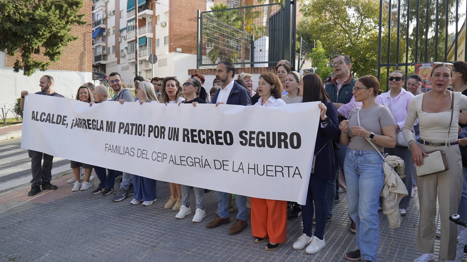 El PSOE y el AMPA colegio Alegría de la Huerta piden al alcalde el arreglo 'urgente' del patio de recreo