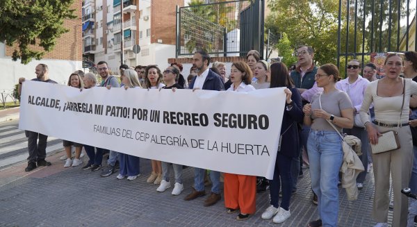 El PSOE y el AMPA colegio Alegría de la Huerta piden al alcalde el arreglo 'urgente' del patio de recreo