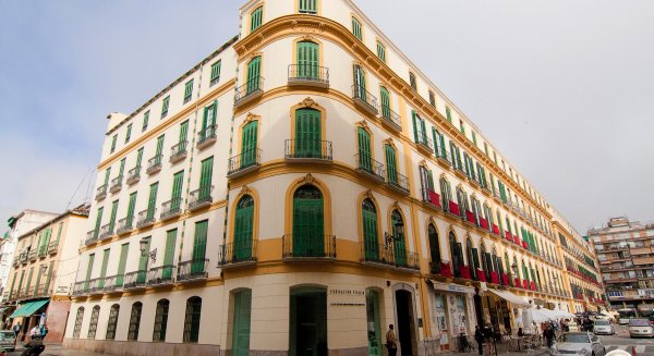 El Museo Casa Natal Picasso expone la reinterpretación de 'Las señoritas de Aviñón' de Julio Anaya Cabanding en cartones abandonados