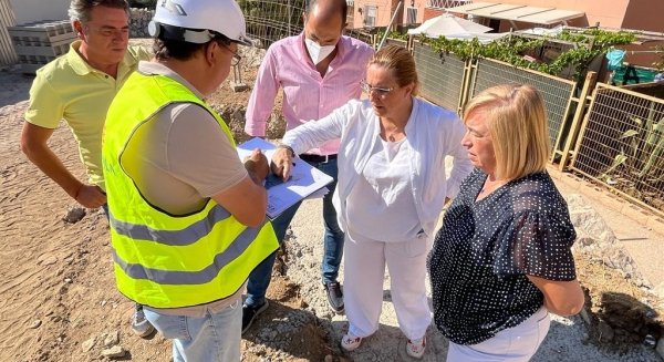 Fuengirola inicia los trabajos para crear 41 nuevas plazas de aparcamiento en la calle Gorriones de Torreblanca
