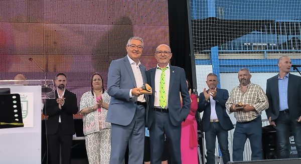 Benamargosa premia a Francisco Salado por el papel de la Diputación en la recuperación del pueblo tras la dana del pasado otoño