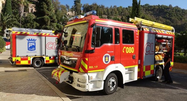 Veinte personas afectadas, entre ellas cuatro menores, por un incendio en un bloque de viviendas en Málaga