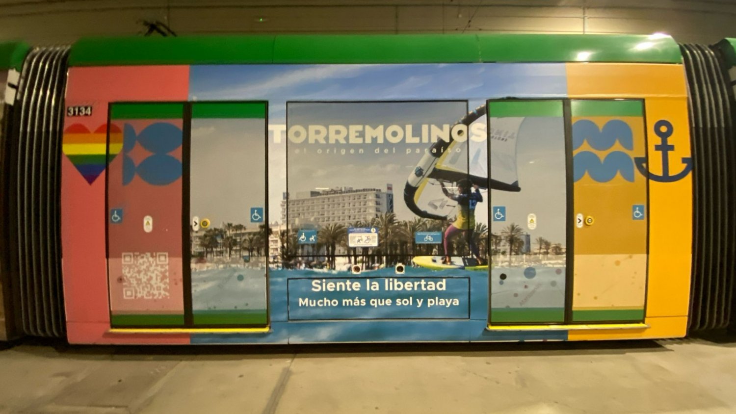 Torremolinos impulsa el turismo familiar, deportivo y de proximidad con una campaña promocional en el metro de Málaga