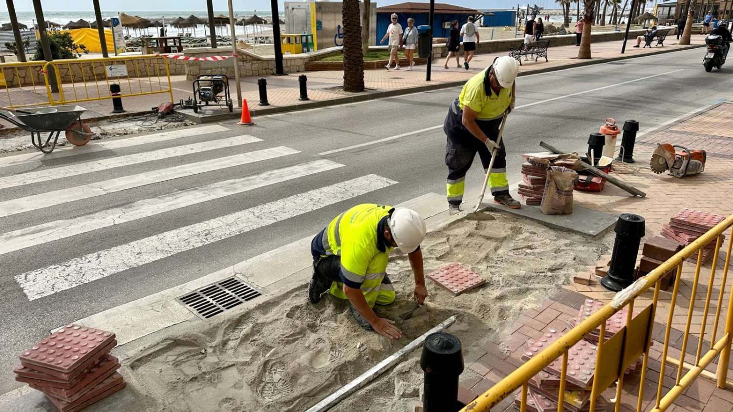 El Ayuntamiento de Fuengirola suma tres nuevos pasos elevados en el Paseo Marítimo para reducir la velocidad de la circulación