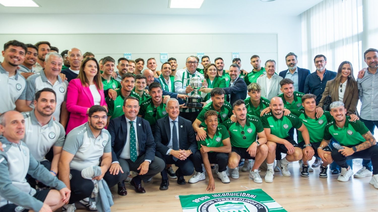 El Ayuntamiento recibe al Juventud Torremolinos tras el histórico ascenso de categoría