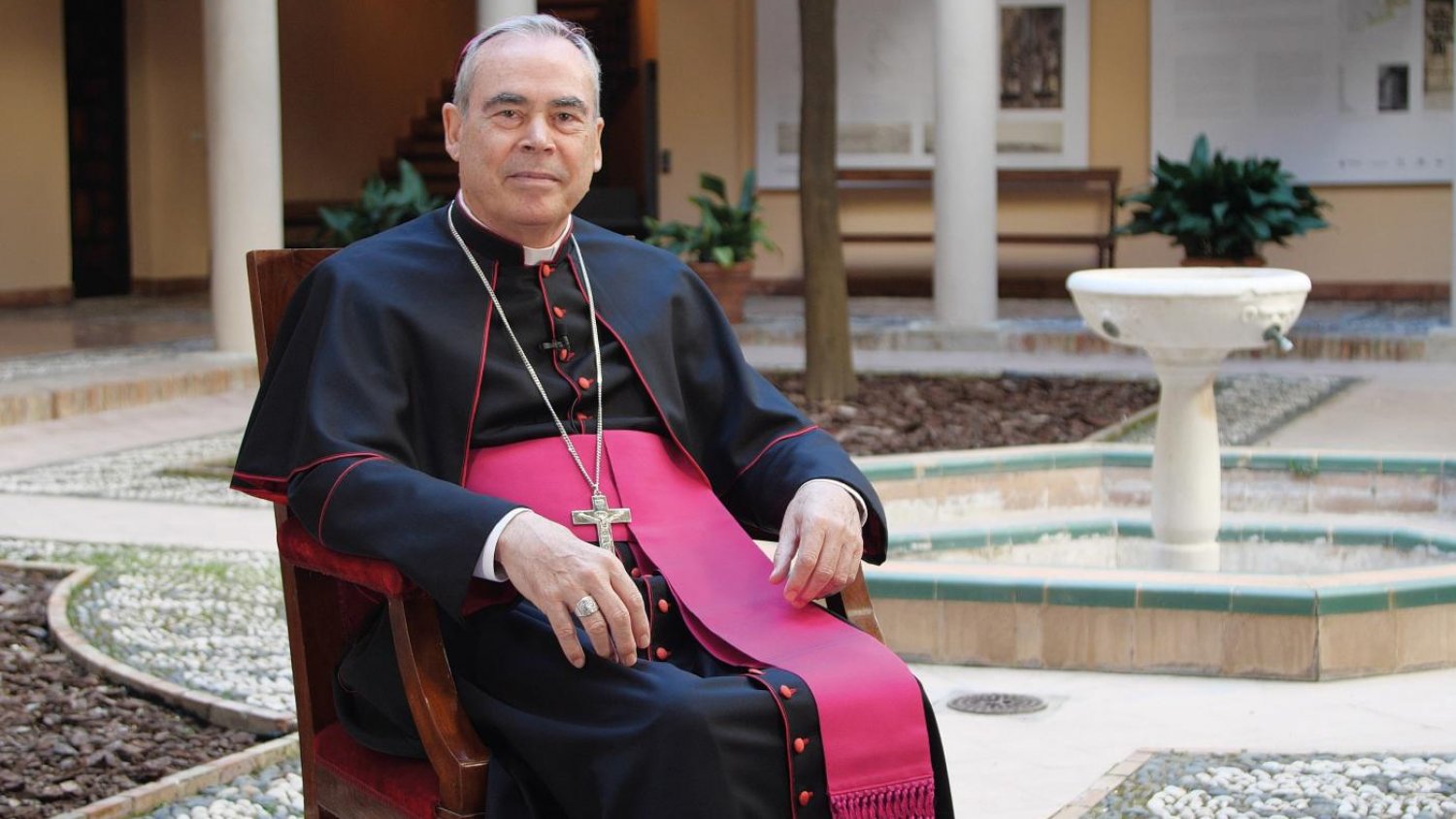 El obispo de Málaga, Jesús Catalá, supera la situación de gravedad y evoluciona favorablemente en la UCI