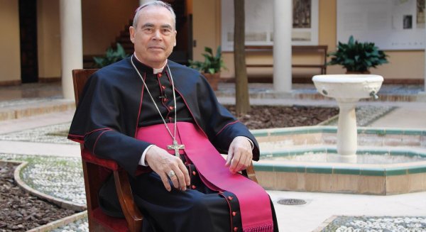 El obispo de Málaga, Jesús Catalá, supera la situación de gravedad y evoluciona favorablemente en la UCI