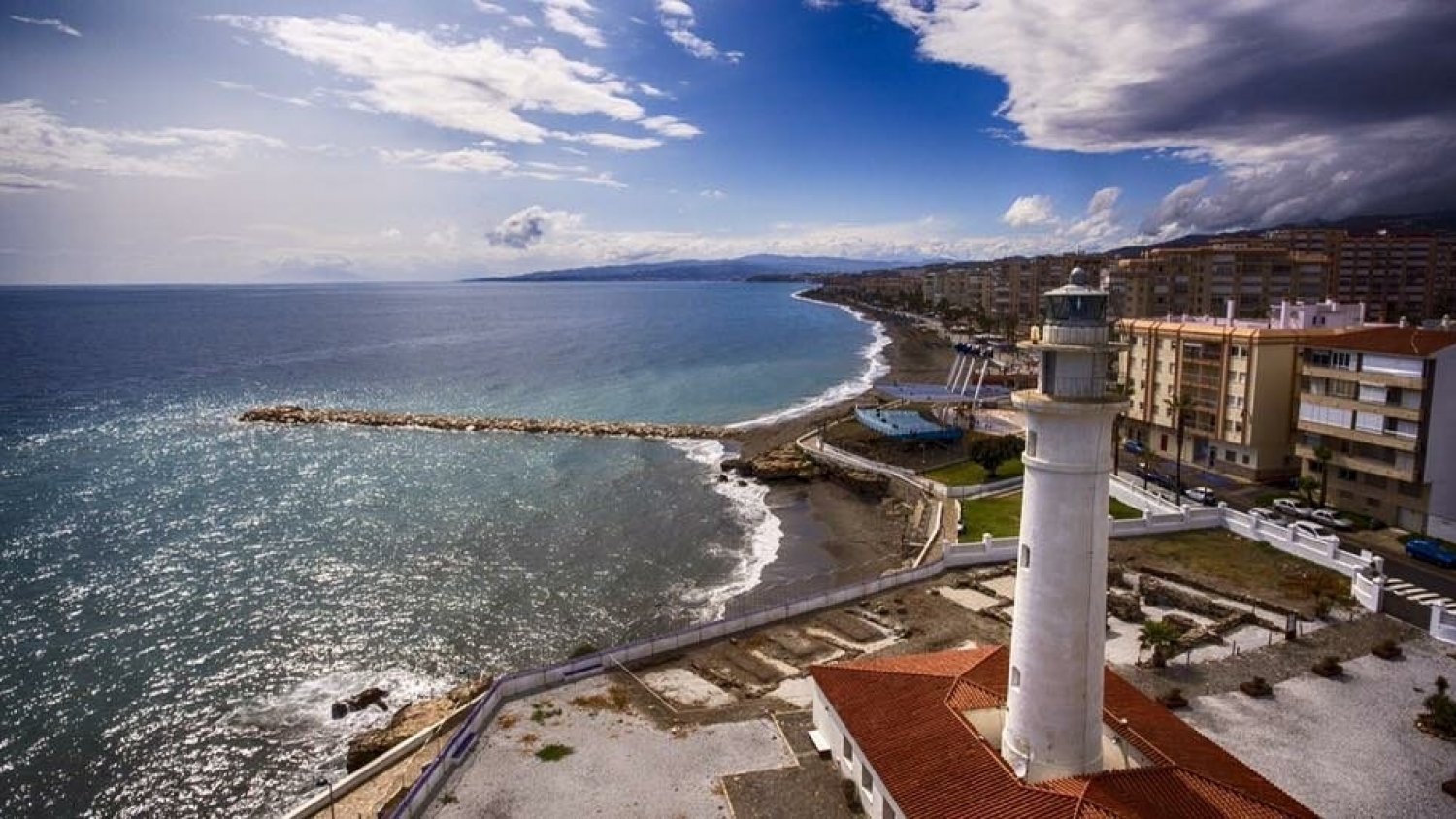 El Gobierno moviliza más de medio millón de metros cúbicos de arena para adecuar las playas de Málaga