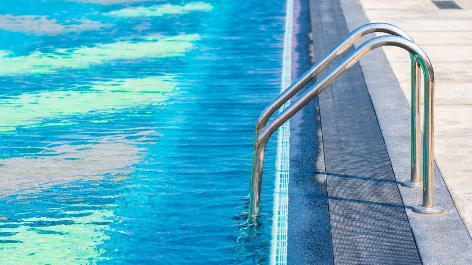 Muere un hombre de 60 años tras sufrir una posible electrocución y caer a una piscina en Marbella