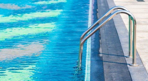 Muere un hombre de 60 años tras sufrir una posible electrocución y caer a una piscina en Marbella