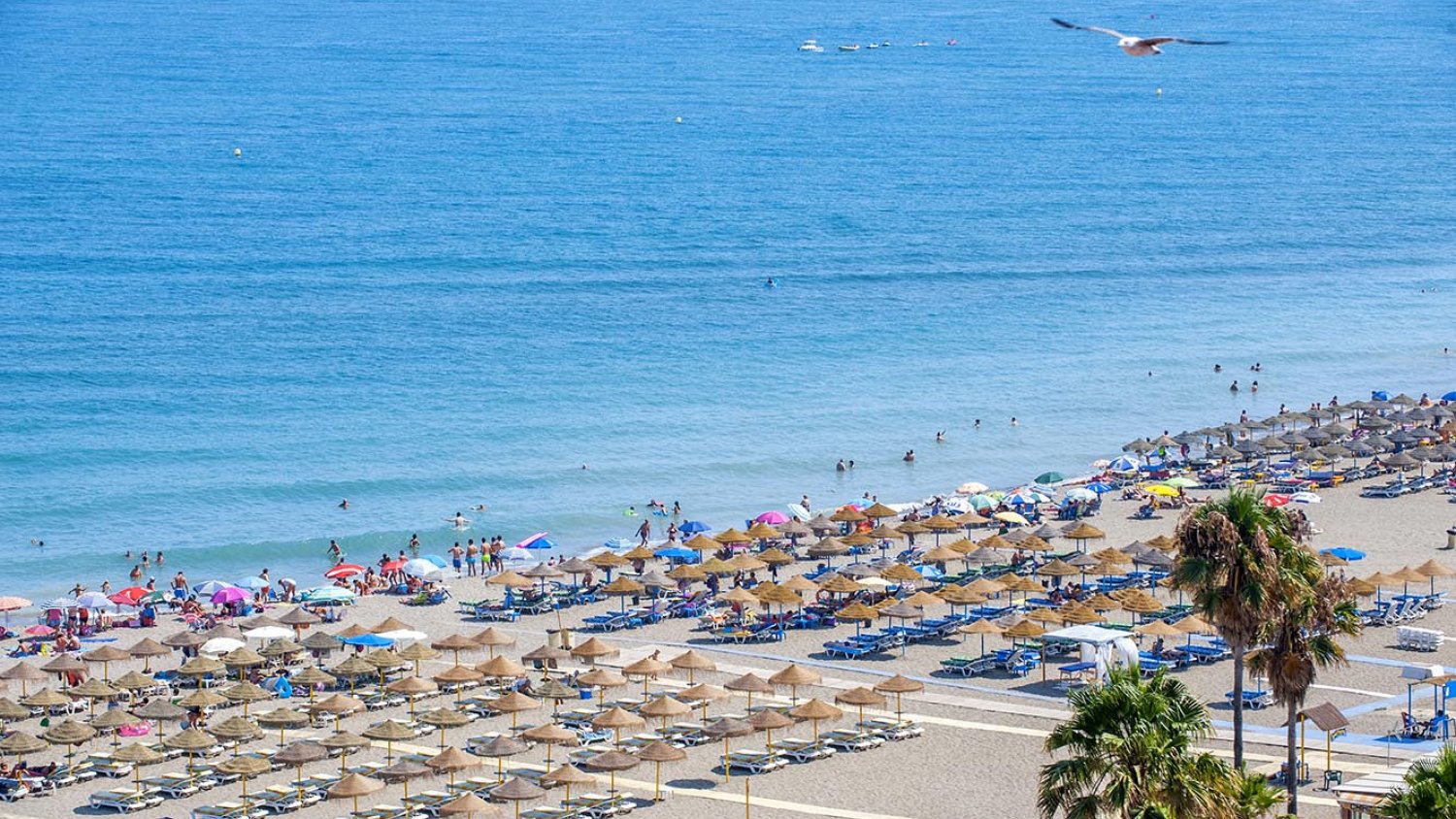 Torremolinos permite el uso de duchas y lavapiés en las playas siempre que cuenten con pulsador de tensión