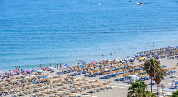 Torremolinos permite el uso de duchas y lavapiés en las playas siempre que cuenten con pulsador de tensión
