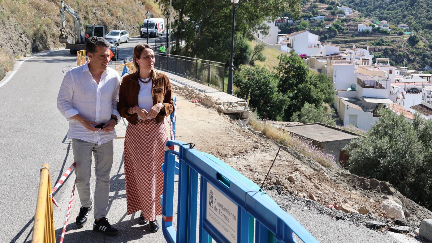 El Ayuntamiento de Torrox repara un muro del carril de circunvalación