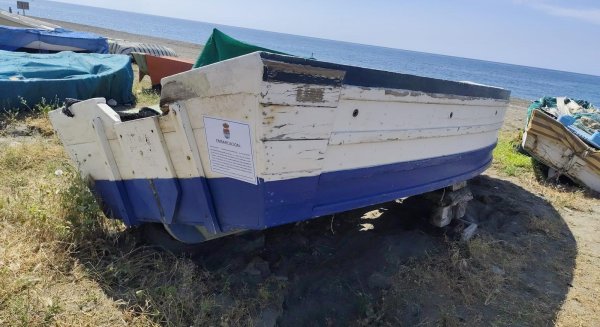 Rincón de la Victoria recoge 6 toneladas de residuos en la limpieza del varadero de La Cala del Moral