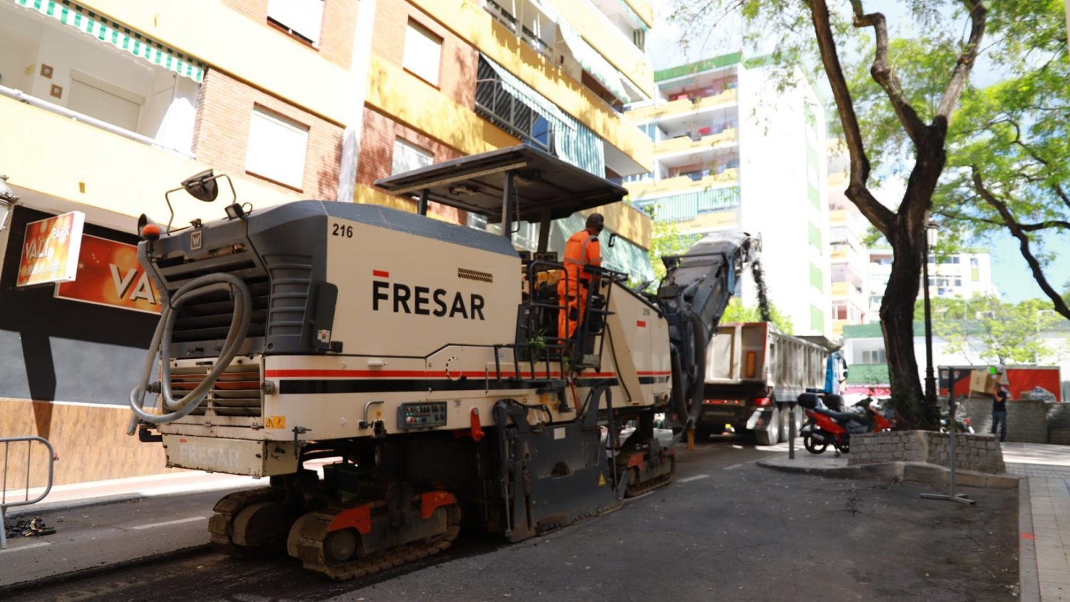 Comienza el plan de asfaltado de emergencia por las zonas de Marbella Este y Oeste para reparar los daños provocados por la Dana