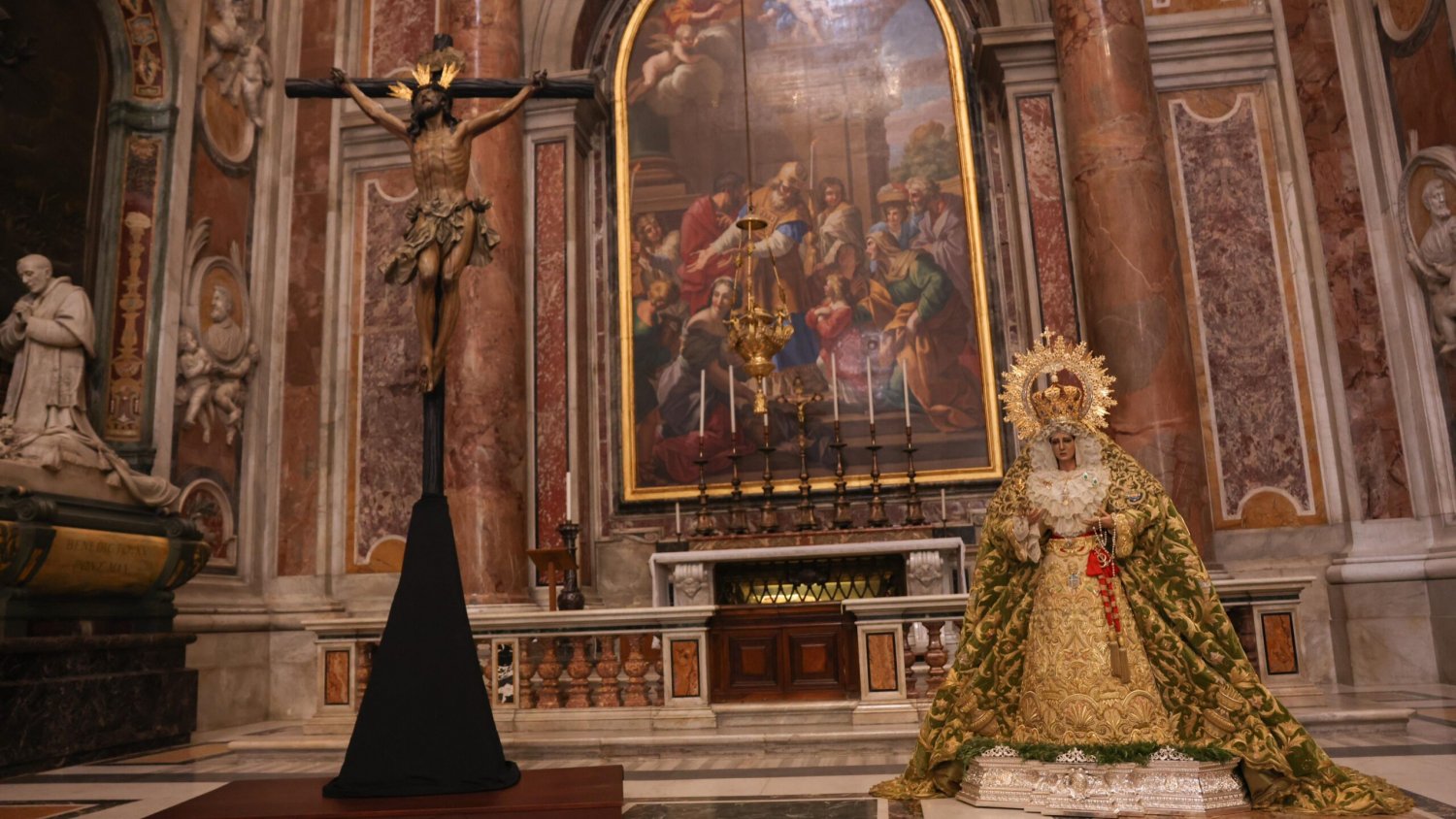 La Esperanza de Málaga ya está expuesta en el Vaticano en una de las capillas de la nave izquierda de la basílica